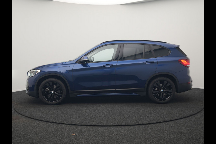 BMW X1 xDrive25e Sportline PHEV 221pk Dealer O.H. | Trekhaak Afn. | Adaptive Cruise | Camera | Sportstoelen Verwarmd | Sfeerverlichting | Keyless | LED Koplampen | Navigatie | DAB | Plug In Hybrid