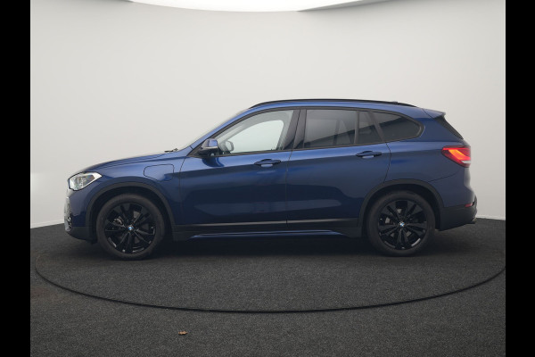 BMW X1 xDrive25e Sportline PHEV 221pk Dealer O.H. | Trekhaak Afn. | Adaptive Cruise | Camera | Sportstoelen Verwarmd | Sfeerverlichting | Keyless | LED Koplampen | Navigatie | DAB | Plug In Hybrid