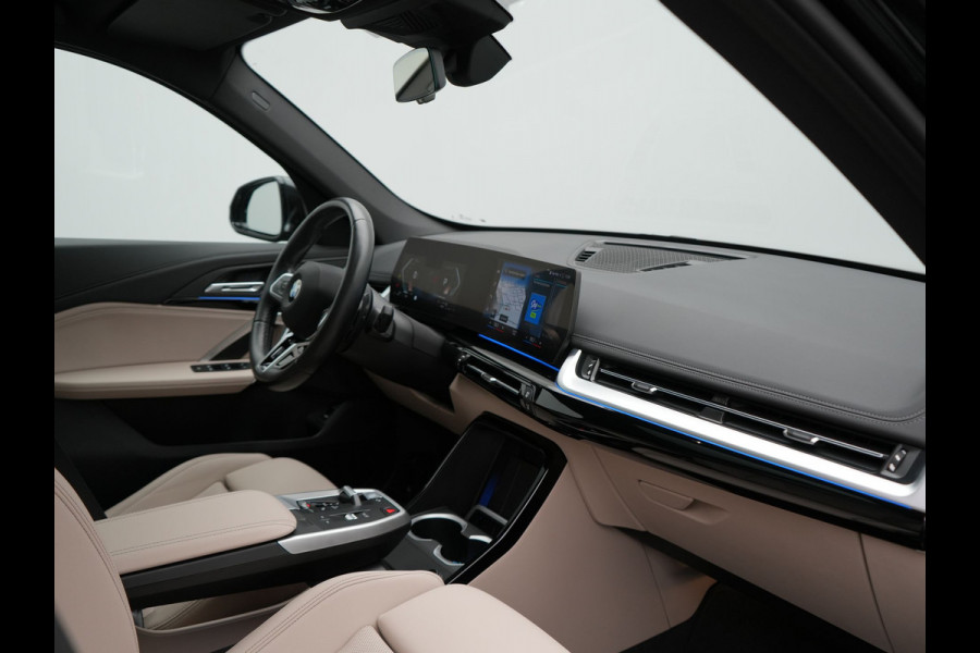 BMW X1 sDrive20i M Sport 156pk Dealer O.H. | Panodak | Lederen Sportstoelen Verwarmd | Adaptive M Onderstel | Widescreen Navi | Camera | Keyless | Adaptive LED | Sfeerverlichting | Apple Carplay | Navigatie | DAB |