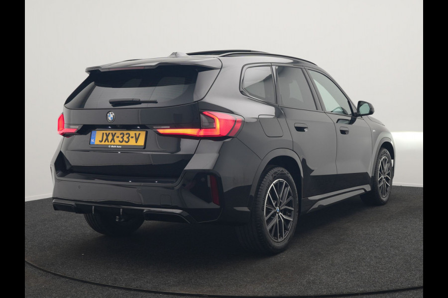 BMW X1 sDrive20i M Sport 156pk Dealer O.H. | Panodak | Lederen Sportstoelen Verwarmd | Adaptive M Onderstel | Widescreen Navi | Camera | Keyless | Adaptive LED | Sfeerverlichting | Apple Carplay | Navigatie | DAB |