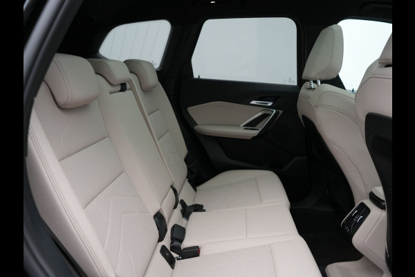 BMW X1 sDrive20i M Sport 156pk Dealer O.H. | Panodak | Lederen Sportstoelen Verwarmd | Adaptive M Onderstel | Widescreen Navi | Camera | Keyless | Adaptive LED | Sfeerverlichting | Apple Carplay | Navigatie | DAB |