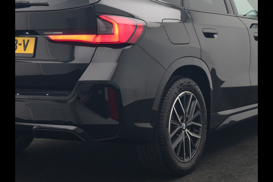 BMW X1 sDrive20i M Sport 156pk Dealer O.H. | Panodak | Lederen Sportstoelen Verwarmd | Adaptive M Onderstel | Widescreen Navi | Camera | Keyless | Adaptive LED | Sfeerverlichting | Apple Carplay | Navigatie | DAB |