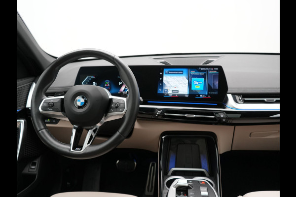 BMW X1 sDrive20i M Sport 156pk Dealer O.H. | Panodak | Lederen Sportstoelen Verwarmd | Adaptive M Onderstel | Widescreen Navi | Camera | Keyless | Adaptive LED | Sfeerverlichting | Apple Carplay | Navigatie | DAB |