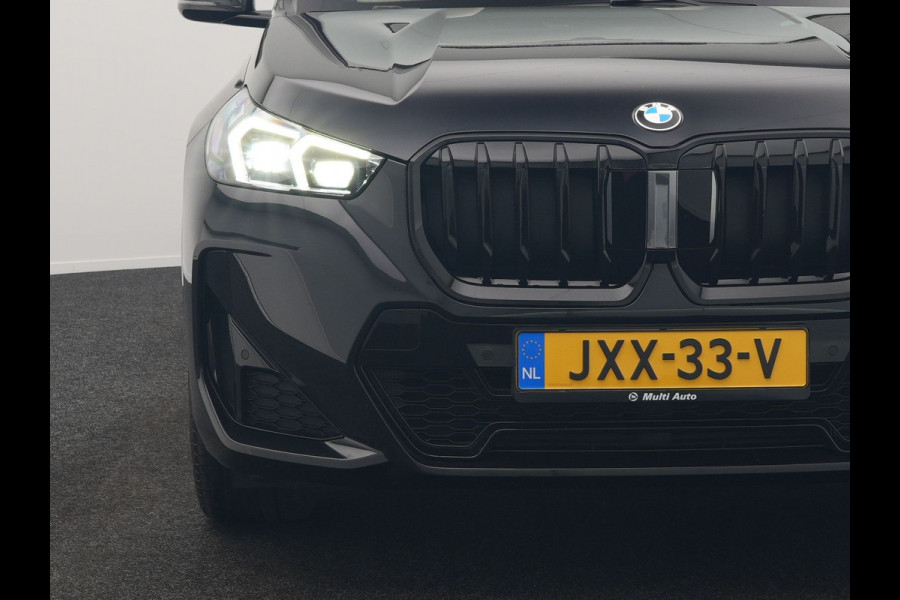 BMW X1 sDrive20i M Sport 156pk Dealer O.H. | Panodak | Lederen Sportstoelen Verwarmd | Adaptive M Onderstel | Widescreen Navi | Camera | Keyless | Adaptive LED | Sfeerverlichting | Apple Carplay | Navigatie | DAB |
