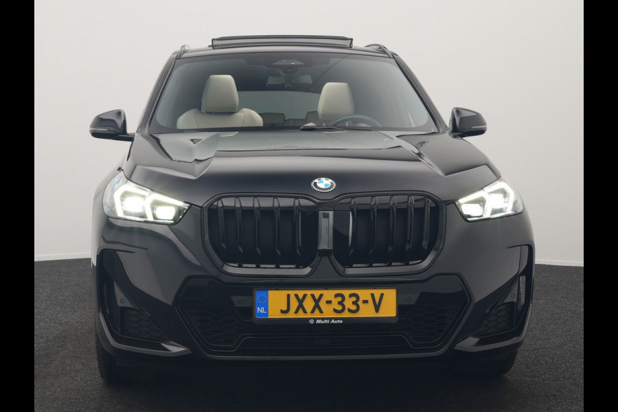 BMW X1 sDrive20i M Sport 156pk Dealer O.H. | Panodak | Lederen Sportstoelen Verwarmd | Adaptive M Onderstel | Widescreen Navi | Camera | Keyless | Adaptive LED | Sfeerverlichting | Apple Carplay | Navigatie | DAB |