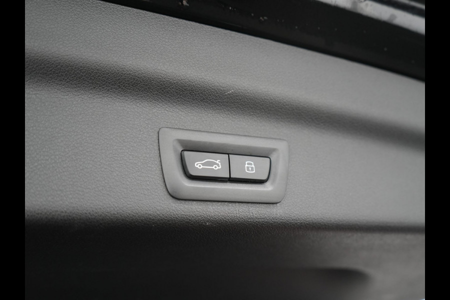 BMW X1 sDrive20i M Sport 156pk Dealer O.H. | Panodak | Lederen Sportstoelen Verwarmd | Adaptive M Onderstel | Widescreen Navi | Camera | Keyless | Adaptive LED | Sfeerverlichting | Apple Carplay | Navigatie | DAB |