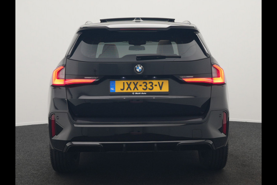 BMW X1 sDrive20i M Sport 156pk Dealer O.H. | Panodak | Lederen Sportstoelen Verwarmd | Adaptive M Onderstel | Widescreen Navi | Camera | Keyless | Adaptive LED | Sfeerverlichting | Apple Carplay | Navigatie | DAB |