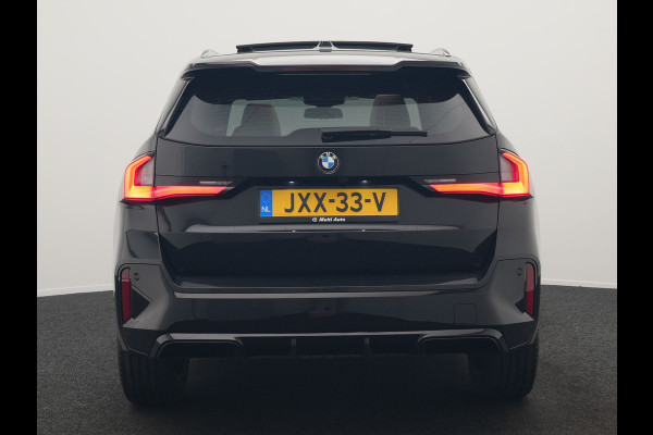BMW X1 sDrive20i M Sport 156pk Dealer O.H. | Panodak | Lederen Sportstoelen Verwarmd | Adaptive M Onderstel | Widescreen Navi | Camera | Keyless | Adaptive LED | Sfeerverlichting | Apple Carplay | Navigatie | DAB |