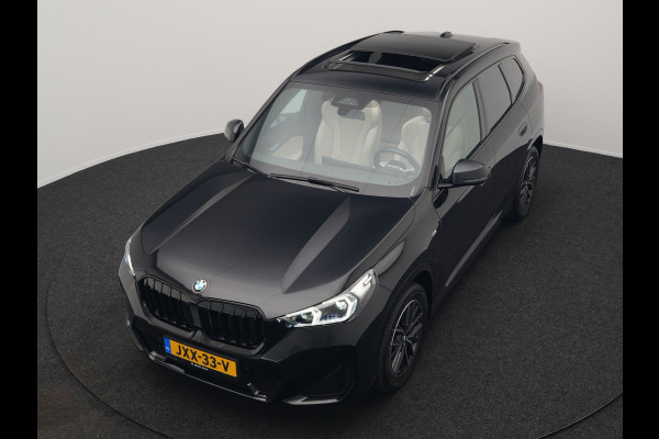 BMW X1 sDrive20i M Sport 156pk Dealer O.H. | Panodak | Lederen Sportstoelen Verwarmd | Adaptive M Onderstel | Widescreen Navi | Camera | Keyless | Adaptive LED | Sfeerverlichting | Apple Carplay | Navigatie | DAB |