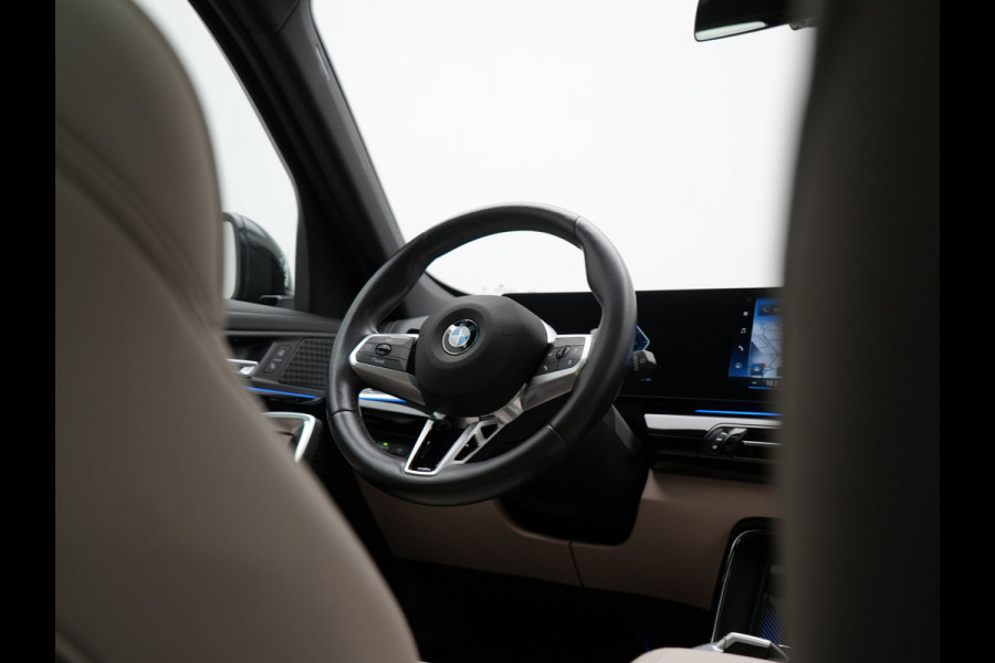 BMW X1 sDrive20i M Sport 156pk Dealer O.H. | Panodak | Lederen Sportstoelen Verwarmd | Adaptive M Onderstel | Widescreen Navi | Camera | Keyless | Adaptive LED | Sfeerverlichting | Apple Carplay | Navigatie | DAB |