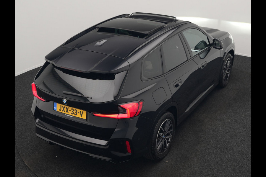 BMW X1 sDrive20i M Sport 156pk Dealer O.H. | Panodak | Lederen Sportstoelen Verwarmd | Adaptive M Onderstel | Widescreen Navi | Camera | Keyless | Adaptive LED | Sfeerverlichting | Apple Carplay | Navigatie | DAB |
