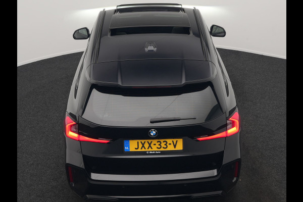 BMW X1 sDrive20i M Sport 156pk Dealer O.H. | Panodak | Lederen Sportstoelen Verwarmd | Adaptive M Onderstel | Widescreen Navi | Camera | Keyless | Adaptive LED | Sfeerverlichting | Apple Carplay | Navigatie | DAB |