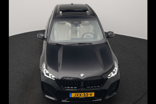 BMW X1 sDrive20i M Sport 156pk Dealer O.H. | Panodak | Lederen Sportstoelen Verwarmd | Adaptive M Onderstel | Widescreen Navi | Camera | Keyless | Adaptive LED | Sfeerverlichting | Apple Carplay | Navigatie | DAB |