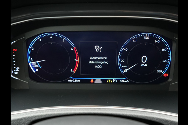Volkswagen T-Roc 1.5 TSI R-Line 150pk Dealer O.H. | Trekhaak Afn. | Panodak | Adaptive Cruise | Camera | Sportstoelen Verwarmd | Keyless | Apple Carplay | Blis | LED Koplampen | Navigatie | DAB |