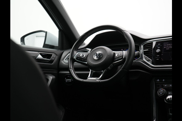 Volkswagen T-Roc 1.5 TSI R-Line 150pk Dealer O.H. | Trekhaak Afn. | Panodak | Adaptive Cruise | Camera | Sportstoelen Verwarmd | Keyless | Apple Carplay | Blis | LED Koplampen | Navigatie | DAB |