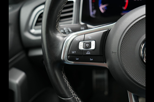Volkswagen T-Roc 1.5 TSI R-Line 150pk Dealer O.H. | Trekhaak Afn. | Panodak | Adaptive Cruise | Camera | Sportstoelen Verwarmd | Keyless | Apple Carplay | Blis | LED Koplampen | Navigatie | DAB |