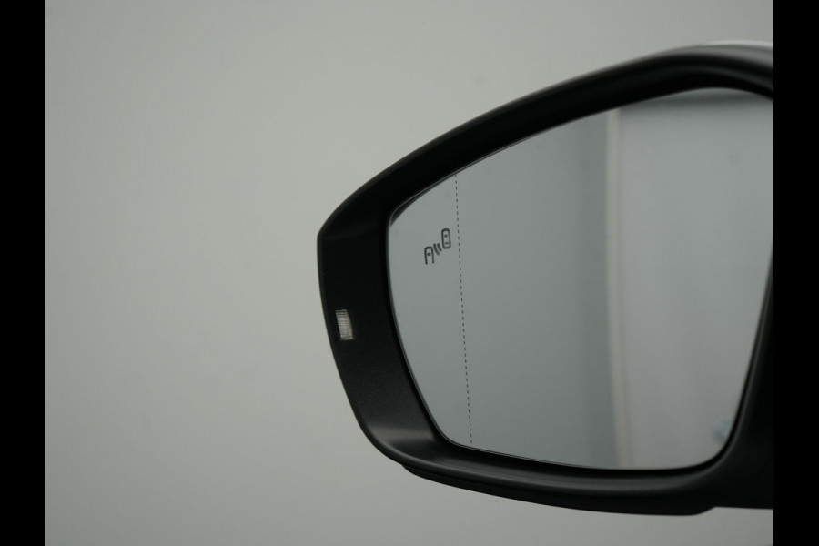 Volkswagen T-Roc 1.5 TSI R-Line 150pk Dealer O.H. | Trekhaak Afn. | Panodak | Adaptive Cruise | Camera | Sportstoelen Verwarmd | Keyless | Apple Carplay | Blis | LED Koplampen | Navigatie | DAB |