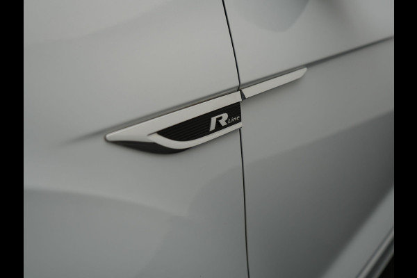 Volkswagen T-Roc 1.5 TSI R-Line 150pk Dealer O.H. | Trekhaak Afn. | Panodak | Adaptive Cruise | Camera | Sportstoelen Verwarmd | Keyless | Apple Carplay | Blis | LED Koplampen | Navigatie | DAB |