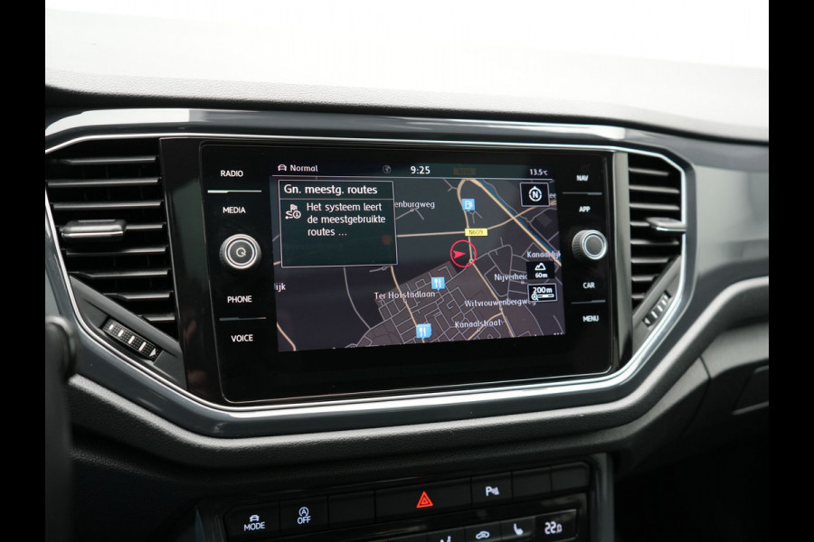 Volkswagen T-Roc 1.5 TSI R-Line 150pk Dealer O.H. | Trekhaak Afn. | Panodak | Adaptive Cruise | Camera | Sportstoelen Verwarmd | Keyless | Apple Carplay | Blis | LED Koplampen | Navigatie | DAB |