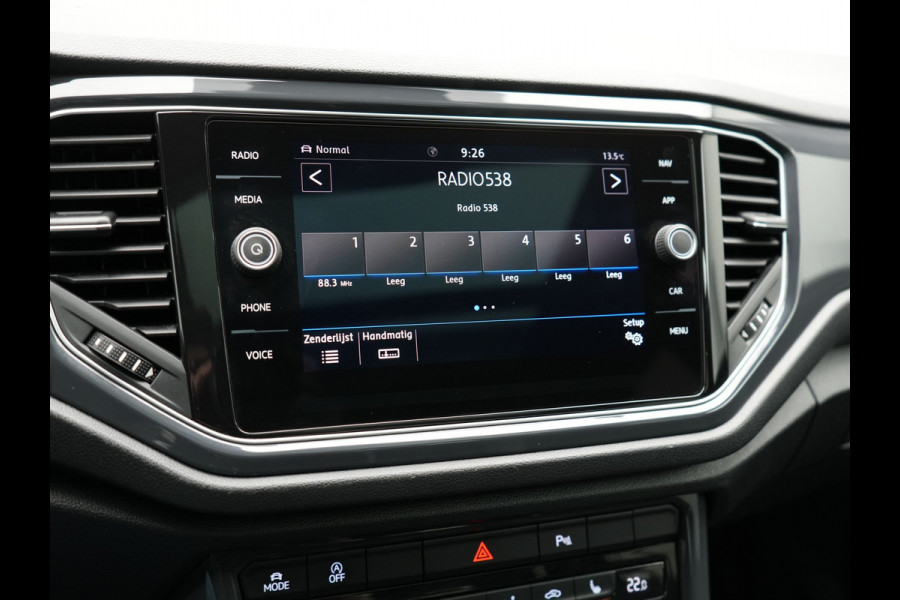 Volkswagen T-Roc 1.5 TSI R-Line 150pk Dealer O.H. | Trekhaak Afn. | Panodak | Adaptive Cruise | Camera | Sportstoelen Verwarmd | Keyless | Apple Carplay | Blis | LED Koplampen | Navigatie | DAB |