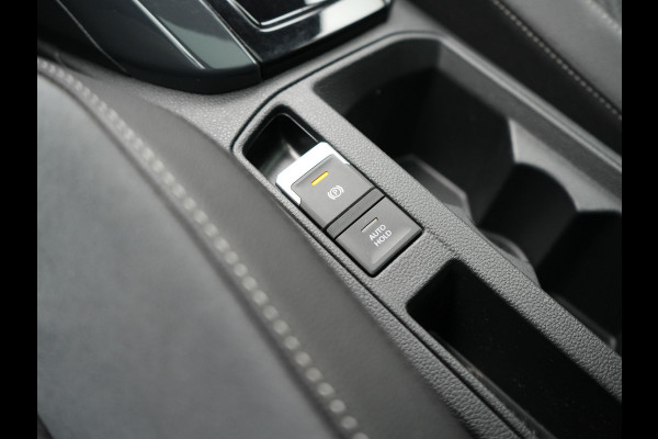 Volkswagen T-Roc 1.5 TSI R-Line 150pk Dealer O.H. | Trekhaak Afn. | Panodak | Adaptive Cruise | Camera | Sportstoelen Verwarmd | Keyless | Apple Carplay | Blis | LED Koplampen | Navigatie | DAB |