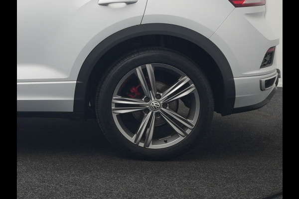 Volkswagen T-Roc 1.5 TSI R-Line 150pk Dealer O.H. | Trekhaak Afn. | Panodak | Adaptive Cruise | Camera | Sportstoelen Verwarmd | Keyless | Apple Carplay | Blis | LED Koplampen | Navigatie | DAB |