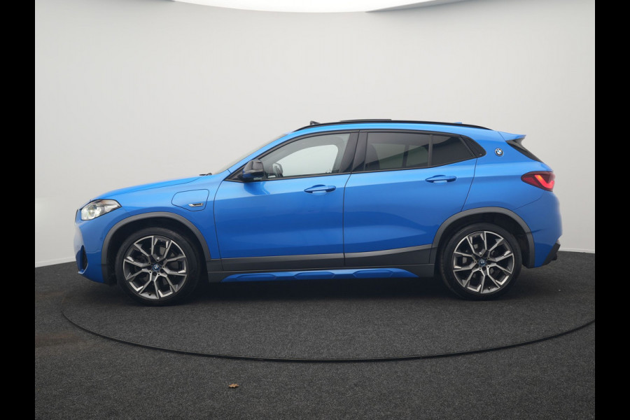 BMW X2 xDrive25e M Sport PHEV 220pk Dealer O.H. | Trekhaak Afn. | Panodak | Adaptive Cruise | Head Up | Camera | Harman / Kardon | Lederen Competition Stoelen Memory & Verwarmd | Keyless | 19"L.M | Sfeerverlichting | Navigatie | DAB | Plug