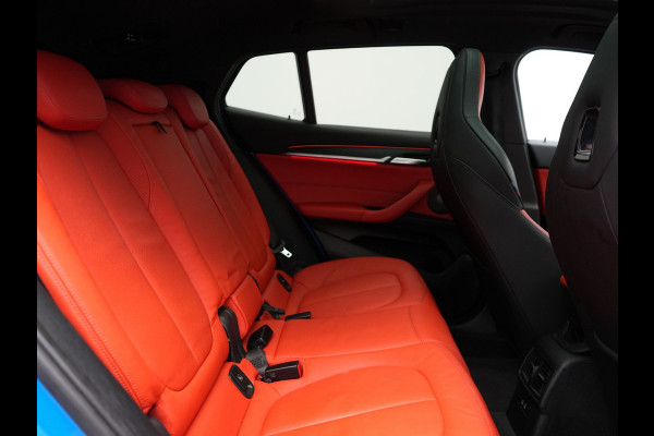 BMW X2 xDrive25e M Sport PHEV 220pk Dealer O.H. | Trekhaak Afn. | Panodak | Adaptive Cruise | Head Up | Camera | Harman / Kardon | Lederen Competition Stoelen Memory & Verwarmd | Keyless | 19"L.M | Sfeerverlichting | Navigatie | DAB | Plug
