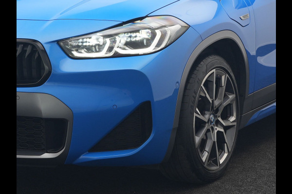 BMW X2 xDrive25e M Sport PHEV 220pk Dealer O.H. | Trekhaak Afn. | Panodak | Adaptive Cruise | Head Up | Camera | Harman / Kardon | Lederen Competition Stoelen Memory & Verwarmd | Keyless | 19"L.M | Sfeerverlichting | Navigatie | DAB | Plug