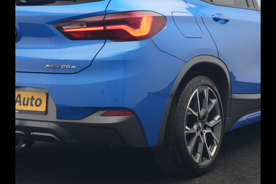 BMW X2 xDrive25e M Sport PHEV 220pk Dealer O.H. | Trekhaak Afn. | Panodak | Adaptive Cruise | Head Up | Camera | Harman / Kardon | Lederen Competition Stoelen Memory & Verwarmd | Keyless | 19"L.M | Sfeerverlichting | Navigatie | DAB | Plug