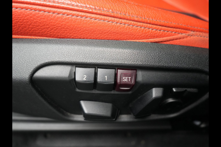 BMW X2 xDrive25e M Sport PHEV 220pk Dealer O.H. | Trekhaak Afn. | Panodak | Adaptive Cruise | Head Up | Camera | Harman / Kardon | Lederen Competition Stoelen Memory & Verwarmd | Keyless | 19"L.M | Sfeerverlichting | Navigatie | DAB | Plug