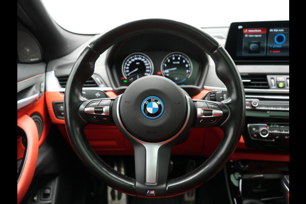 BMW X2 xDrive25e M Sport PHEV 220pk Dealer O.H. | Trekhaak Afn. | Panodak | Adaptive Cruise | Head Up | Camera | Harman / Kardon | Lederen Competition Stoelen Memory & Verwarmd | Keyless | 19"L.M | Sfeerverlichting | Navigatie | DAB | Plug