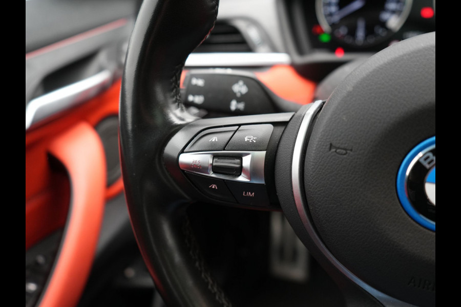 BMW X2 xDrive25e M Sport PHEV 220pk Dealer O.H. | Trekhaak Afn. | Panodak | Adaptive Cruise | Head Up | Camera | Harman / Kardon | Lederen Competition Stoelen Memory & Verwarmd | Keyless | 19"L.M | Sfeerverlichting | Navigatie | DAB | Plug