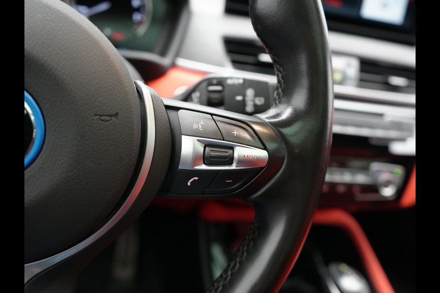 BMW X2 xDrive25e M Sport PHEV 220pk Dealer O.H. | Trekhaak Afn. | Panodak | Adaptive Cruise | Head Up | Camera | Harman / Kardon | Lederen Competition Stoelen Memory & Verwarmd | Keyless | 19"L.M | Sfeerverlichting | Navigatie | DAB | Plug