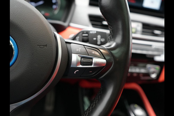 BMW X2 xDrive25e M Sport PHEV 220pk Dealer O.H. | Trekhaak Afn. | Panodak | Adaptive Cruise | Head Up | Camera | Harman / Kardon | Lederen Competition Stoelen Memory & Verwarmd | Keyless | 19"L.M | Sfeerverlichting | Navigatie | DAB | Plug