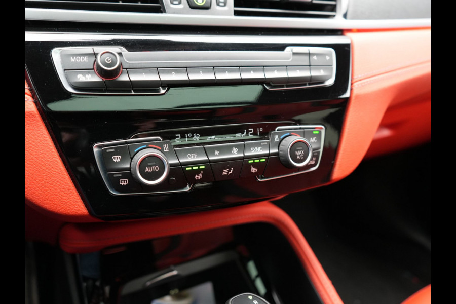 BMW X2 xDrive25e M Sport PHEV 220pk Dealer O.H. | Trekhaak Afn. | Panodak | Adaptive Cruise | Head Up | Camera | Harman / Kardon | Lederen Competition Stoelen Memory & Verwarmd | Keyless | 19"L.M | Sfeerverlichting | Navigatie | DAB | Plug