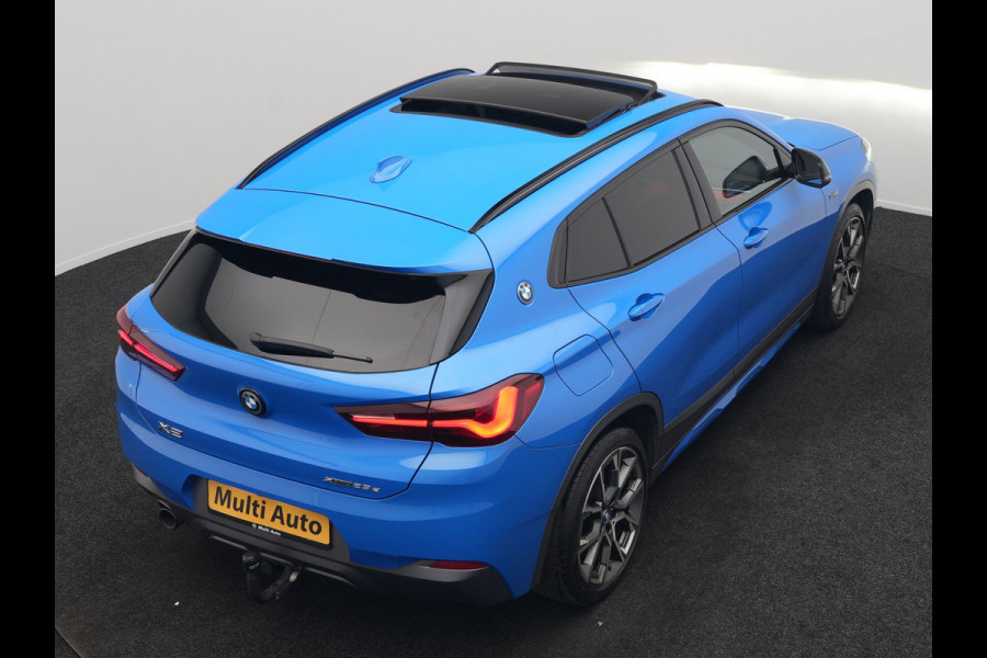 BMW X2 xDrive25e M Sport PHEV 220pk Dealer O.H. | Trekhaak Afn. | Panodak | Adaptive Cruise | Head Up | Camera | Harman / Kardon | Lederen Competition Stoelen Memory & Verwarmd | Keyless | 19"L.M | Sfeerverlichting | Navigatie | DAB | Plug