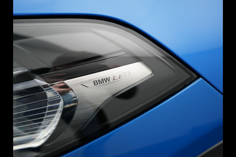 BMW X2 xDrive25e M Sport PHEV 220pk Dealer O.H. | Trekhaak Afn. | Panodak | Adaptive Cruise | Head Up | Camera | Harman / Kardon | Lederen Competition Stoelen Memory & Verwarmd | Keyless | 19"L.M | Sfeerverlichting | Navigatie | DAB | Plug