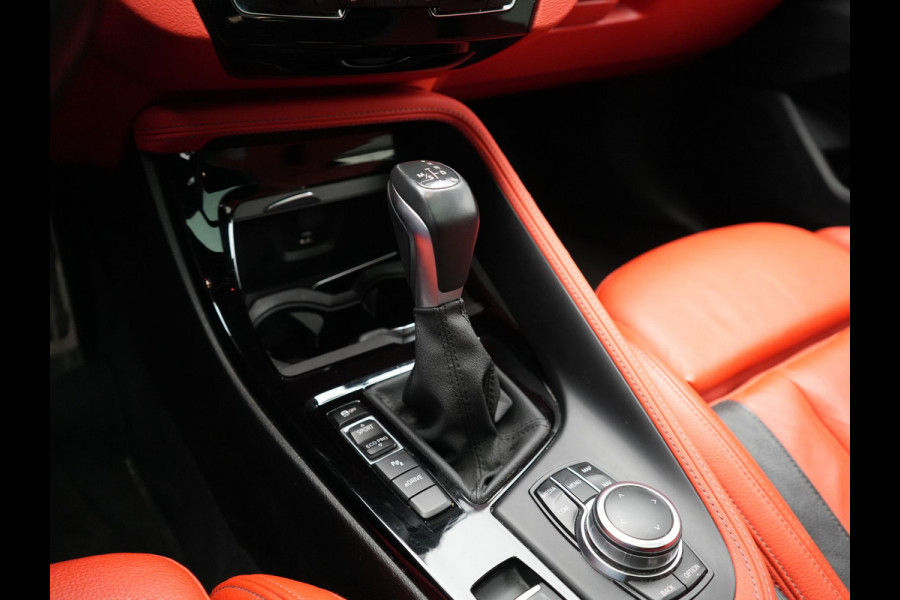 BMW X2 xDrive25e M Sport PHEV 220pk Dealer O.H. | Trekhaak Afn. | Panodak | Adaptive Cruise | Head Up | Camera | Harman / Kardon | Lederen Competition Stoelen Memory & Verwarmd | Keyless | 19"L.M | Sfeerverlichting | Navigatie | DAB | Plug