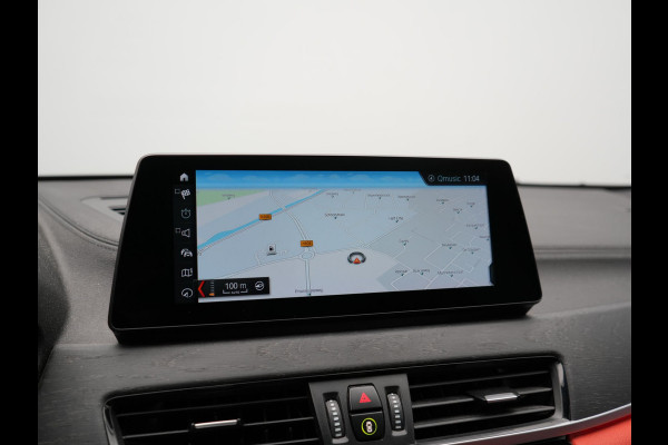 BMW X2 xDrive25e M Sport PHEV 220pk Dealer O.H. | Trekhaak Afn. | Panodak | Adaptive Cruise | Head Up | Camera | Harman / Kardon | Lederen Competition Stoelen Memory & Verwarmd | Keyless | 19"L.M | Sfeerverlichting | Navigatie | DAB | Plug