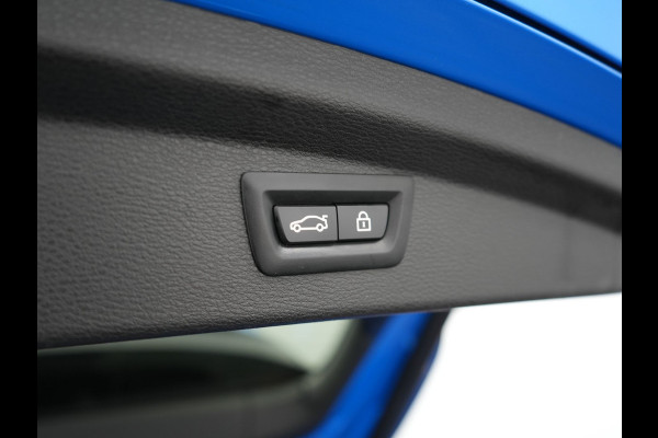 BMW X2 xDrive25e M Sport PHEV 220pk Dealer O.H. | Trekhaak Afn. | Panodak | Adaptive Cruise | Head Up | Camera | Harman / Kardon | Lederen Competition Stoelen Memory & Verwarmd | Keyless | 19"L.M | Sfeerverlichting | Navigatie | DAB | Plug