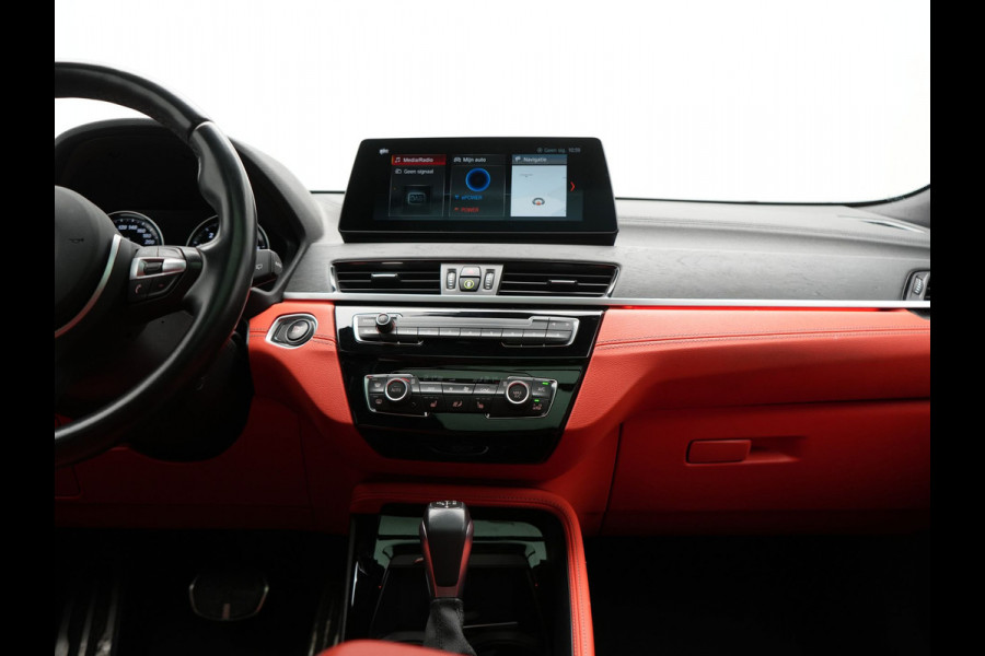 BMW X2 xDrive25e M Sport PHEV 220pk Dealer O.H. | Trekhaak Afn. | Panodak | Adaptive Cruise | Head Up | Camera | Harman / Kardon | Lederen Competition Stoelen Memory & Verwarmd | Keyless | 19"L.M | Sfeerverlichting | Navigatie | DAB | Plug