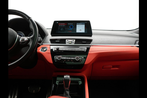 BMW X2 xDrive25e M Sport PHEV 220pk Dealer O.H. | Trekhaak Afn. | Panodak | Adaptive Cruise | Head Up | Camera | Harman / Kardon | Lederen Competition Stoelen Memory & Verwarmd | Keyless | 19"L.M | Sfeerverlichting | Navigatie | DAB | Plug