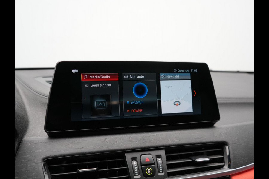 BMW X2 xDrive25e M Sport PHEV 220pk Dealer O.H. | Trekhaak Afn. | Panodak | Adaptive Cruise | Head Up | Camera | Harman / Kardon | Lederen Competition Stoelen Memory & Verwarmd | Keyless | 19"L.M | Sfeerverlichting | Navigatie | DAB | Plug