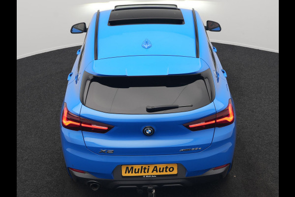 BMW X2 xDrive25e M Sport PHEV 220pk Dealer O.H. | Trekhaak Afn. | Panodak | Adaptive Cruise | Head Up | Camera | Harman / Kardon | Lederen Competition Stoelen Memory & Verwarmd | Keyless | 19"L.M | Sfeerverlichting | Navigatie | DAB | Plug