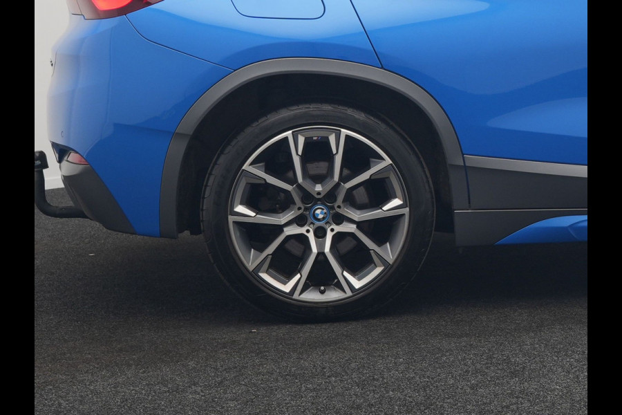 BMW X2 xDrive25e M Sport PHEV 220pk Dealer O.H. | Trekhaak Afn. | Panodak | Adaptive Cruise | Head Up | Camera | Harman / Kardon | Lederen Competition Stoelen Memory & Verwarmd | Keyless | 19"L.M | Sfeerverlichting | Navigatie | DAB | Plug