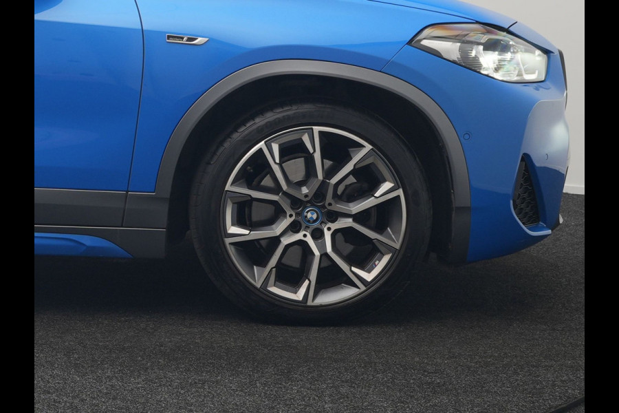 BMW X2 xDrive25e M Sport PHEV 220pk Dealer O.H. | Trekhaak Afn. | Panodak | Adaptive Cruise | Head Up | Camera | Harman / Kardon | Lederen Competition Stoelen Memory & Verwarmd | Keyless | 19"L.M | Sfeerverlichting | Navigatie | DAB | Plug