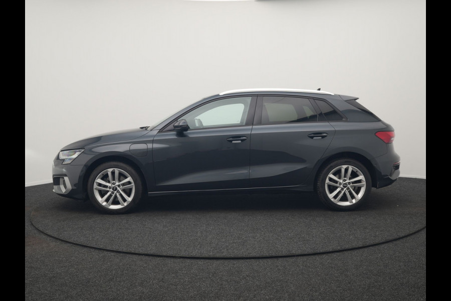 Audi A3 Sportback 40 TFSI e Advanced edition PHEV 204pk Dealer O.H. | Camera | Keyless | Elektr. Verst. Sportstoel Verwarmd | Sfeerverlichting | Apple Carplay | LED Koplampen | Virtual | Navigatie | DAB | Plug In Hybrid