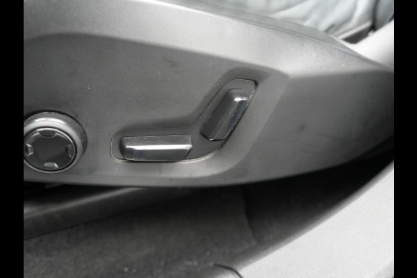 Volvo XC60 T6 AWD R-Design PHEV 350pk Dealer O.H. | Panodak | Adaptive Cruise | Camera | Lederen Sportstoelen Memory & Verwarmd | Harman / Kardon | Stuur Verwarmd | 21"L.M | Apple Carplay | Keyless | Blis | Navigatie | DAB | Plug In Hybrid