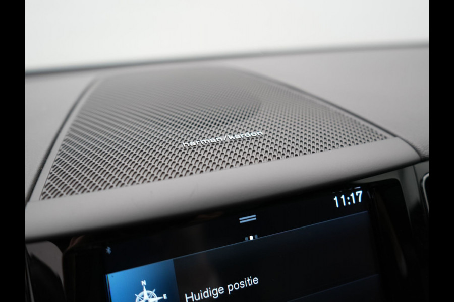 Volvo XC60 T6 AWD R-Design PHEV 350pk Dealer O.H. | Panodak | Adaptive Cruise | Camera | Lederen Sportstoelen Memory & Verwarmd | Harman / Kardon | Stuur Verwarmd | 21"L.M | Apple Carplay | Keyless | Blis | Navigatie | DAB | Plug In Hybrid